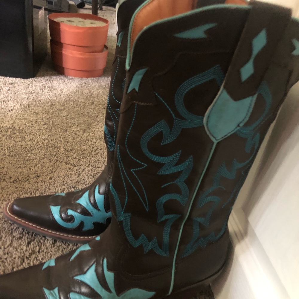 only worn 2-3 time so I’m giving them away.